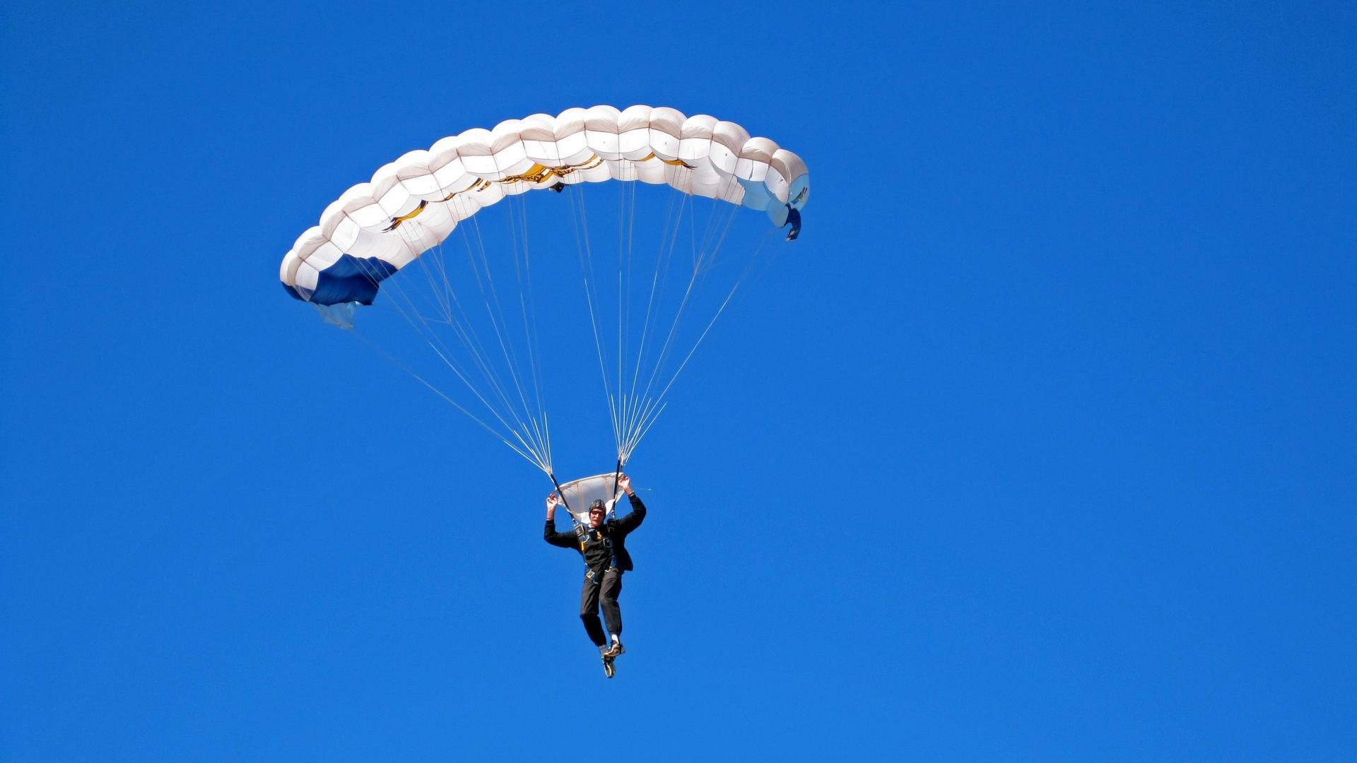 _山地自行车极限赛：穿越丛林，极速狂飙_，山地自行车越野赛