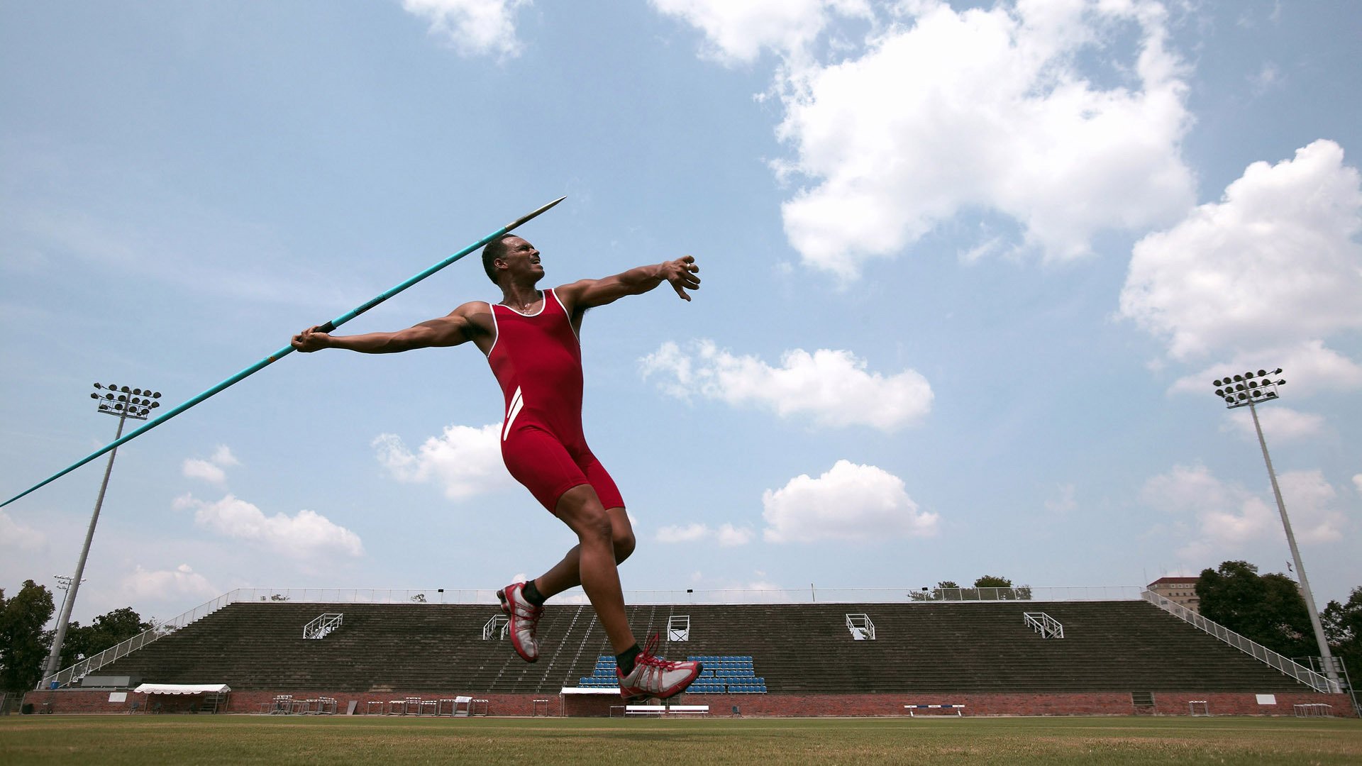 以“足球+旅游+文化”为核心，打造多产业融合示范区，足球文化长廊